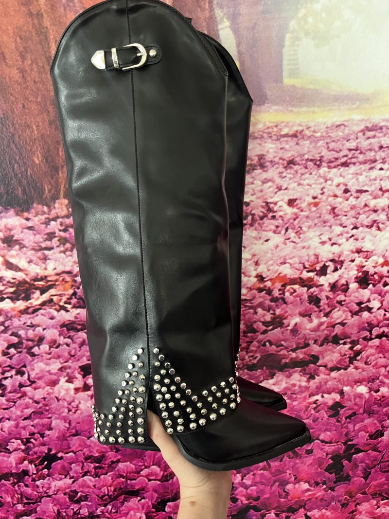 BOTAS ALTA NEGRA CON TACHUELA PLATEADAS