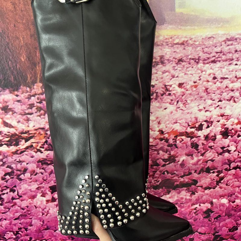 BOTAS ALTA NEGRA CON TACHUELA PLATEADAS