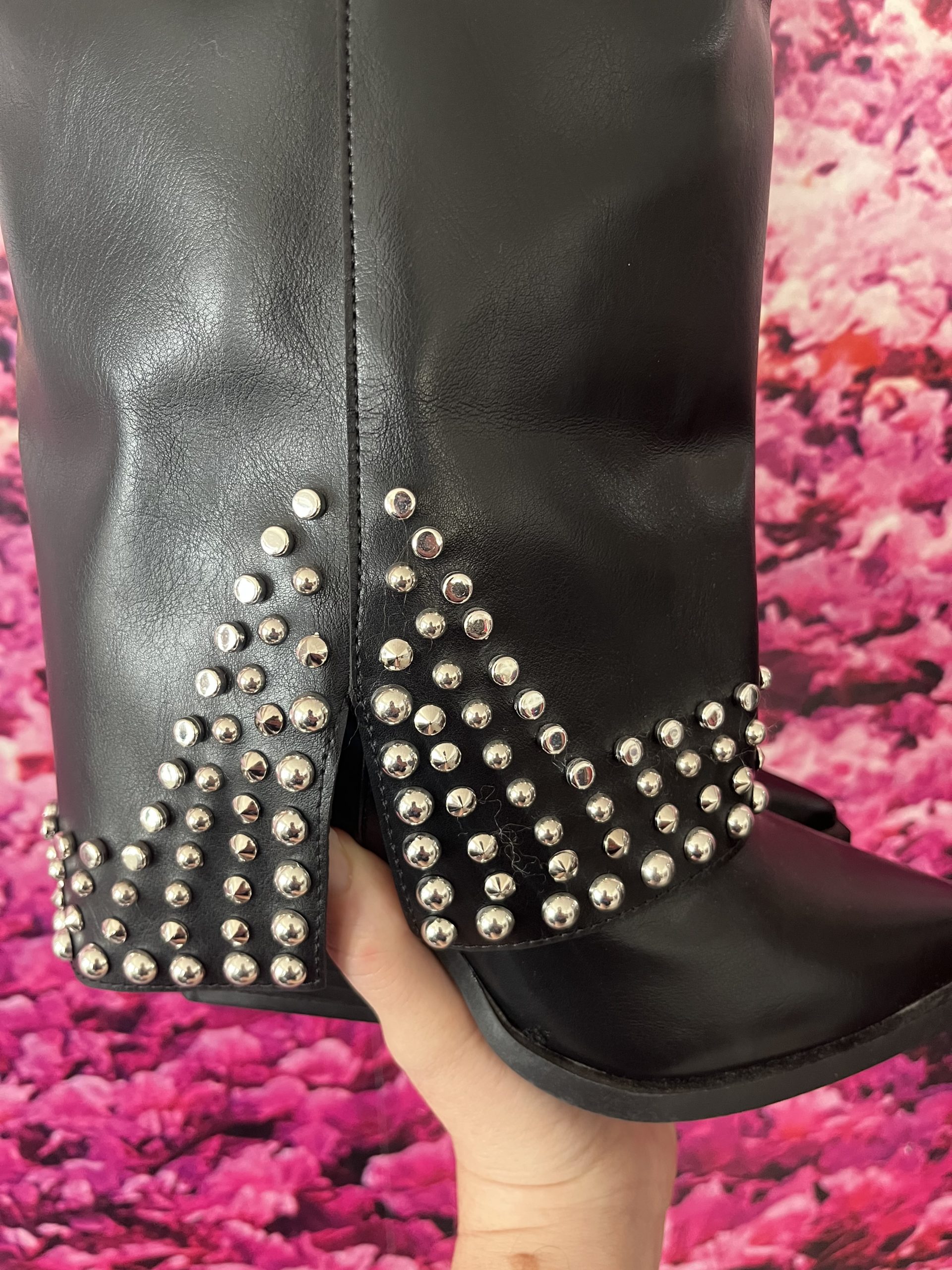 BOTAS ALTA NEGRA CON TACHUELA PLATEADAS - Imagen 5