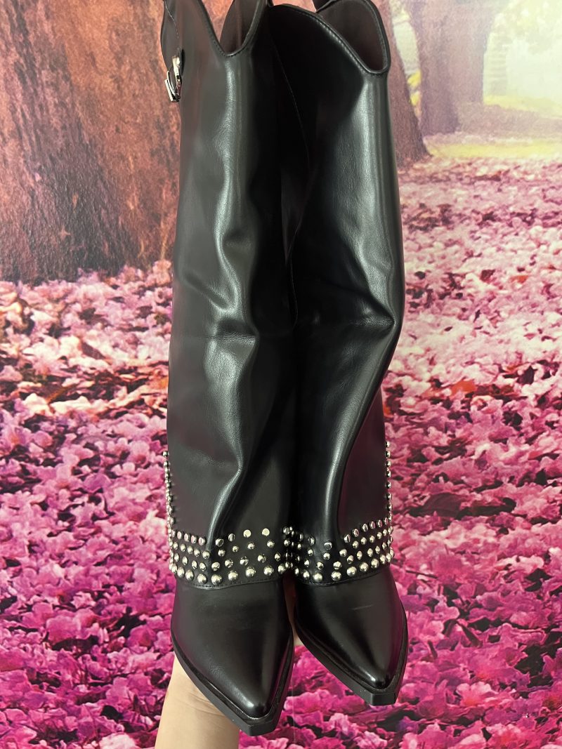 BOTAS ALTA NEGRA CON TACHUELA PLATEADAS - Imagen 3