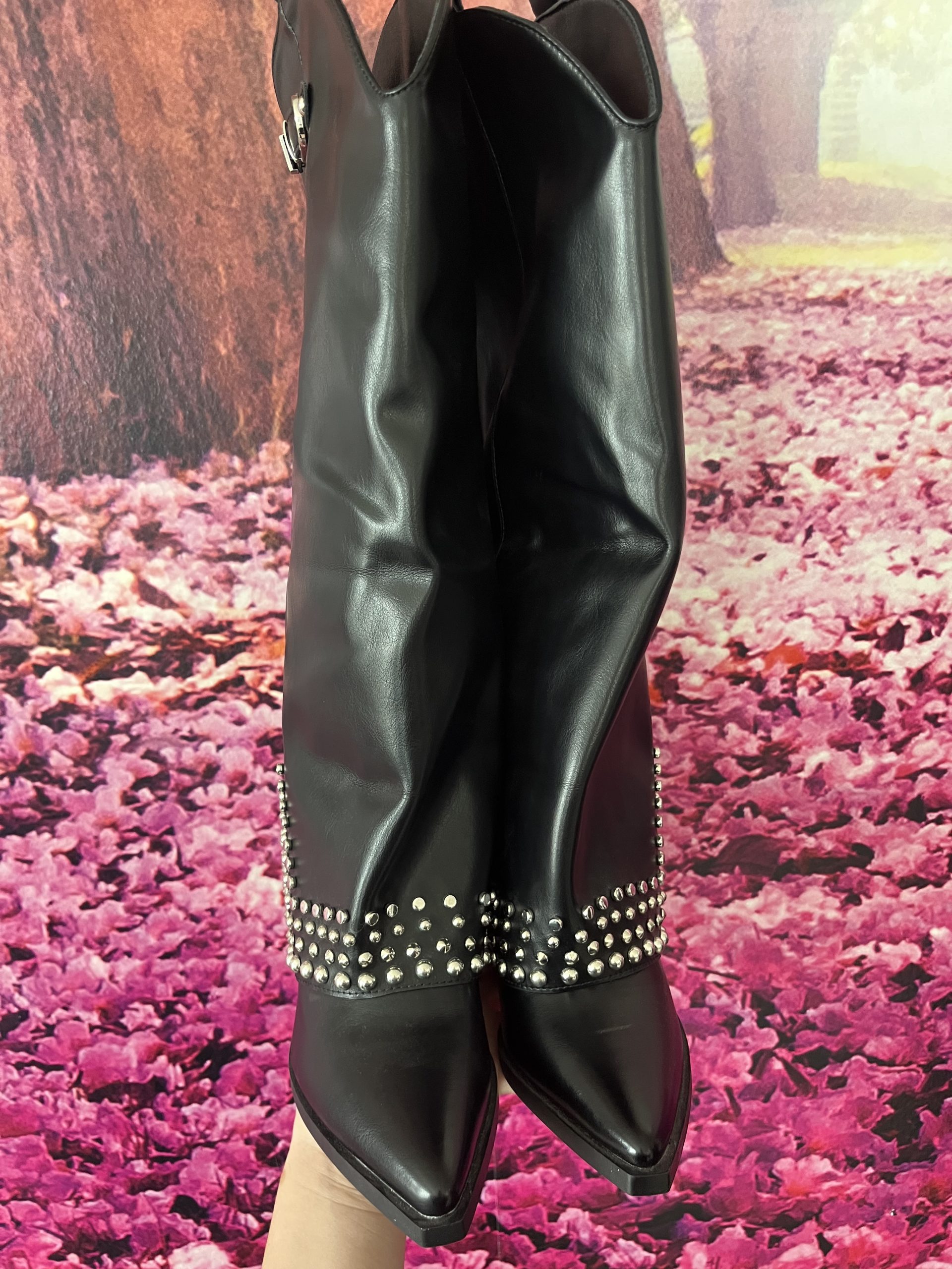 BOTAS ALTA NEGRA CON TACHUELA PLATEADAS - Imagen 3