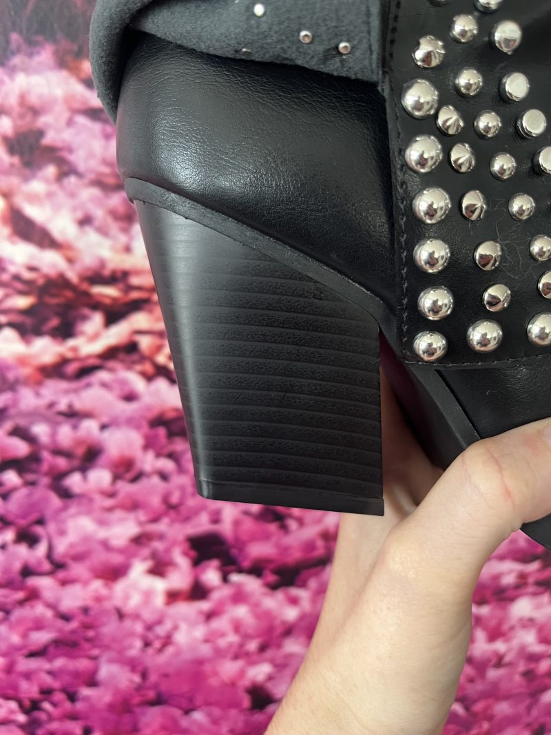 BOTAS ALTA NEGRA CON TACHUELA PLATEADAS - Imagen 2