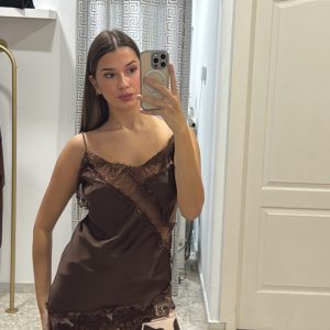 ✨ TOP LENCERO SATINADO CON ENCAJE.
