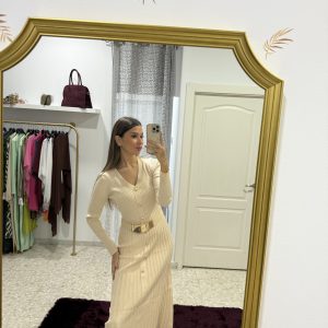 VESTIDO PUNTO MIDI CON BOTONADURA DORADA.