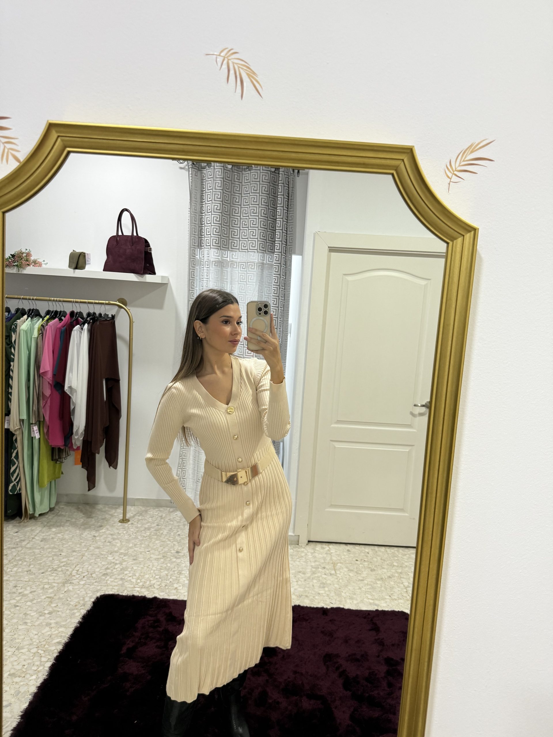 VESTIDO PUNTO MIDI CON BOTONADURA DORADA.