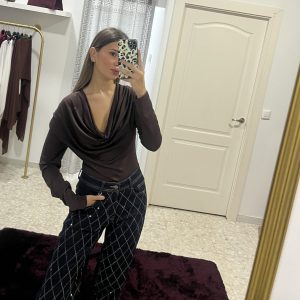 PANTALÓN VAQUERO CON BRILLO Y ESTAMPADO GEÓMETRICO.