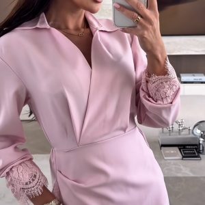 VESTIDO SATINADO CON ENCAJE.